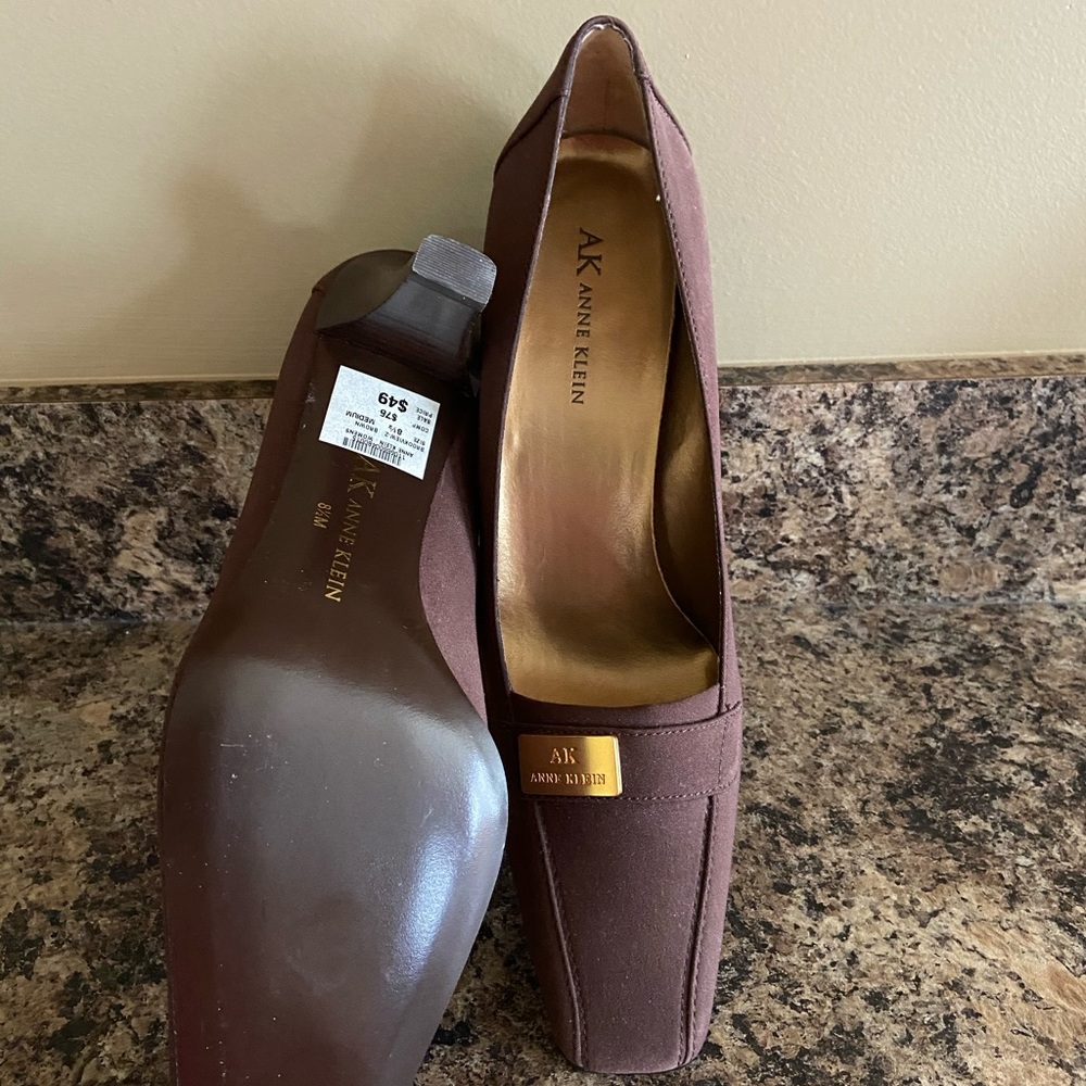Anne Klein brown fabric heels. Size 8.5 - Picture 3 of 4